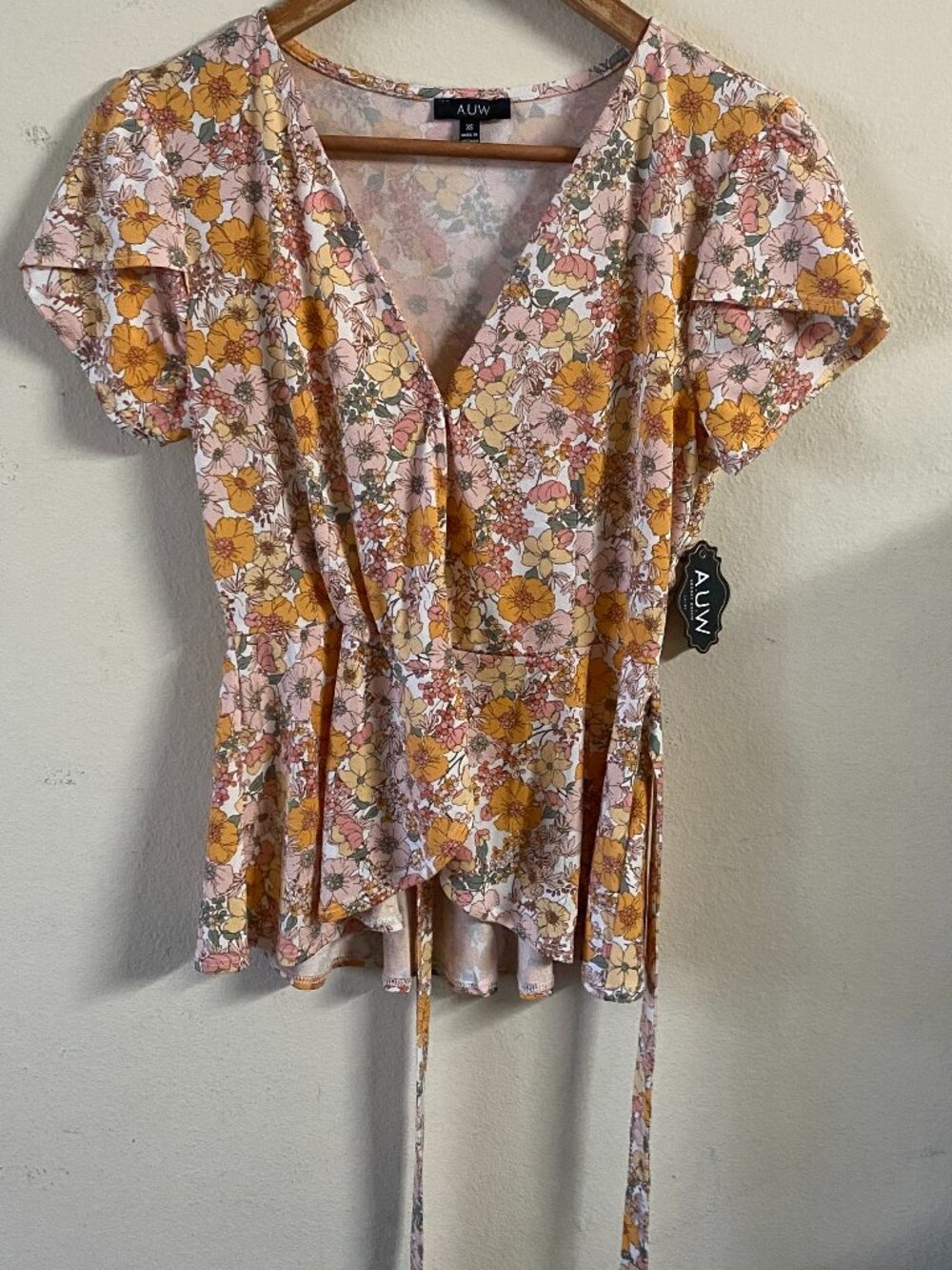 AUW XS ORANGE FLORAL WRAP TOP